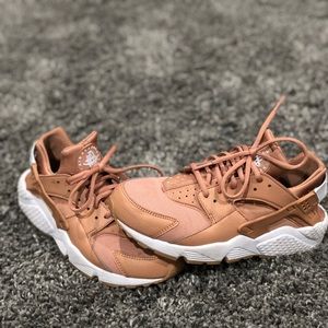 Nude Nike Huaraches Women’s size 8